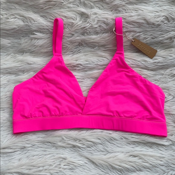 SKIMS | Fits Everybody Triangle Bralette in Neon Pink - Picture 2 of 10